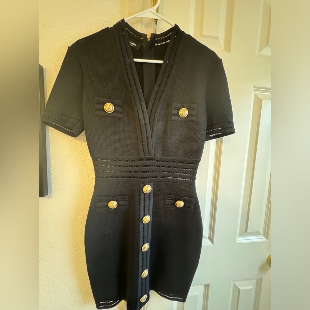 Excellent condition. I gained weight so it doesn’t fit me anymore. Size 6 US